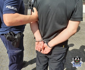 policjant pilnuje zatrzymanego