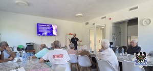 zdajcie  e spotkania z seniorami- uczestnicy i policjant