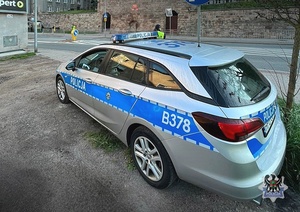 Na zdjęciu policjantka w rejonie szkoły i przejścia dla pieszych.