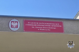 Na zdjęciu uczniowie IV LO w obecności nauczycieli i przedstawicieli służb mundurowych.