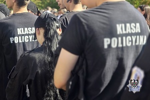 Na zdjęciu uczniowie IV LO w obecności nauczycieli i przedstawicieli służb mundurowych.