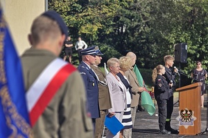 Na zdjęciu uczniowie IV LO w obecności nauczycieli i przedstawicieli służb mundurowych.