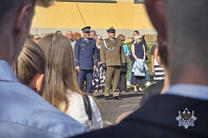 Na zdjęciu uczniowie IV LO w obecności nauczycieli i przedstawicieli służb mundurowych.