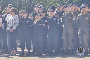 Na zdjęciu uczniowie IV LO w obecności nauczycieli i przedstawicieli służb mundurowych.