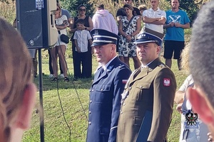 Na zdjęciu uczniowie IV LO w obecności nauczycieli i przedstawicieli służb mundurowych.