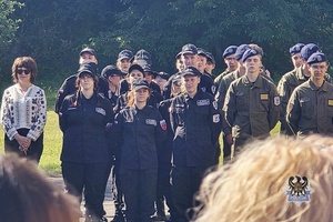 Na zdjęciu uczniowie IV LO w obecności nauczycieli i przedstawicieli służb mundurowych.