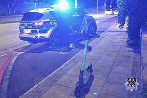 Na zdjęciu radiowóz oraz hulajnoga elektryczna.