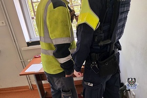 Na zdjęciu policjant przeprowadza badanie stanu trzeźwości.