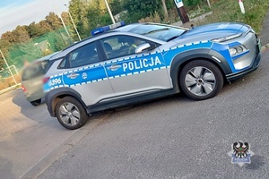 Na zdjęciu policyjny radiowóz oraz kontrolowany samochód.