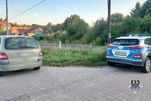 Na zdjęciu policyjny radiowóz oraz kontrolowany samochód.
