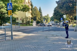 Na zdjęciu policjantka przy szkole podstawowej.