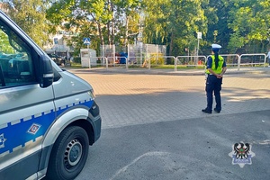 Na zdjęciu policjantka przy szkole podstawowej.
