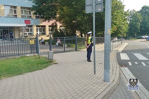 Na zdjęciu policjantka przy szkole podstawowej.