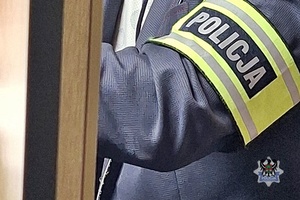 Na zdjęciu ramie policjanta.