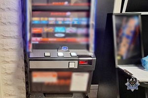 Na zdjęciu zabezpieczony automat do gier hazardowych.