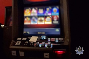 Na zdjęciu zabezpieczony automat do gier hazardowych.