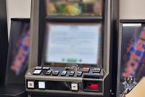 Na zdjęciu zabezpieczony automat do gier hazardowych.