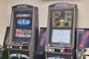 Na zdjęciu zabezpieczony automat do gier hazardowych.