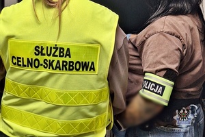 Na zdjęciu policjantka oraz funkcjonariusza Służby Celno-Skarbowej.
