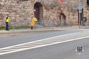 Na zdjęciu policjantka podczas patrolu przy szkole.