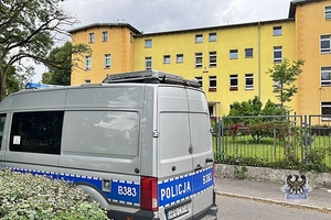 Na zdjęciu policjantka podczas patrolu przy szkole.