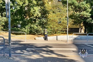Na zdjęciu policjantka podczas patrolu przy szkole.