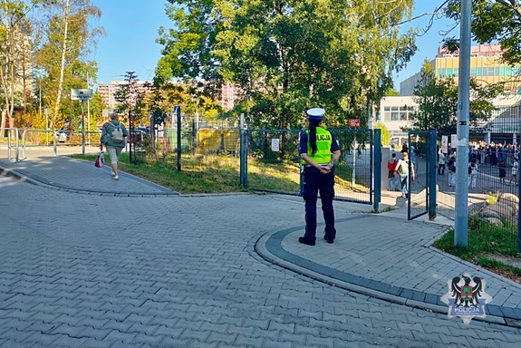Na zdjęciu policjantka podczas patrolu przy szkole.