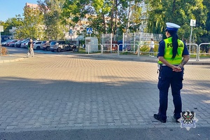 Na zdjęciu policjantka podczas patrolu przy szkole.