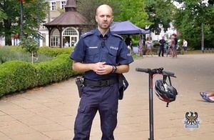 na zdjęciu policjant