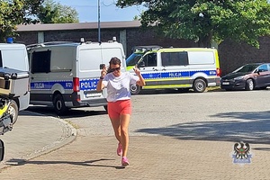 Na zdjęciu policjantka na trasie biegu.