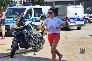 Na zdjęciu policjantka na trasie biegu.