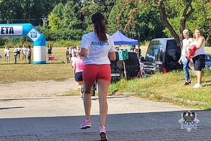 Na zdjęciu policjantka na trasie biegu.
