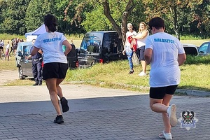 Na zdjęciu policjantka na trasie biegu.