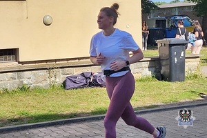 Na zdjęciu policjantka na trasie biegu.