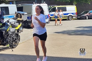 Na zdjęciu policjantka na trasie biegu.