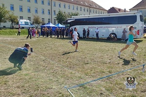 Na zdjęciu policjantka na trasie biegu.