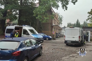Na zdjęciu radiowóz oraz kontrolowany samochód dostawczy.