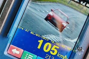 Screen z zarejestrowaną prędkością 105 km/h.