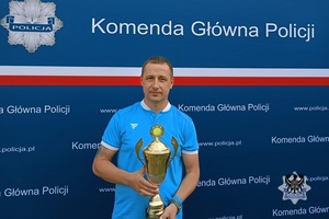 Na zdjęciu wałbrzyski policjant podczas turnieju tenisa ziemnego.