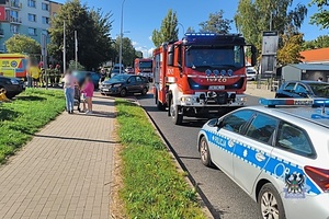 Na zdjęciu służby ratownicze na miejscu kolizji drogowej.