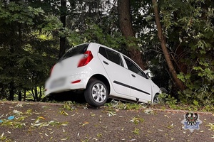 Na zdjęciu uszkodzony w wyniku wypadku samochód.