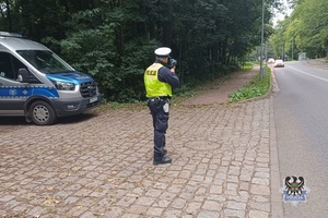 Na zdjęciu policjant w trakcie kontroli prędkości.