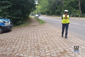 Na zdjęciu policjantka w trakcie kontroli prędkości.