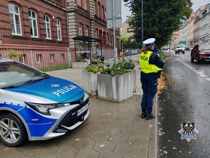 Na zdjęciu policjantka w trakcie kontroli prędkości.