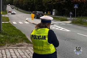 Na zdjęciu policjantka w trakcie kontroli prędkości.