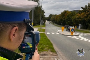 Na zdjęciu policjantka w trakcie kontroli prędkości.