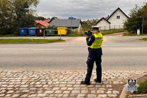 Na zdjęciu policjantka w trakcie kontroli prędkości.