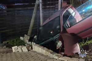 Na zdjęciu uszkodzony w wyniku wypadku samochód osobowy.