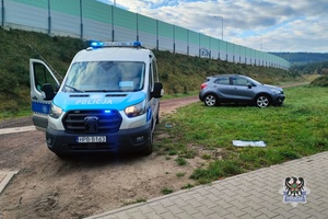 Na zdjęciu radiowóz i kontrolowany samochód.