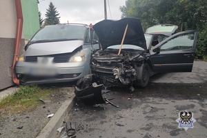 Na zdjęciu uszkodzone w wyniku wypadku samochody osobowe.